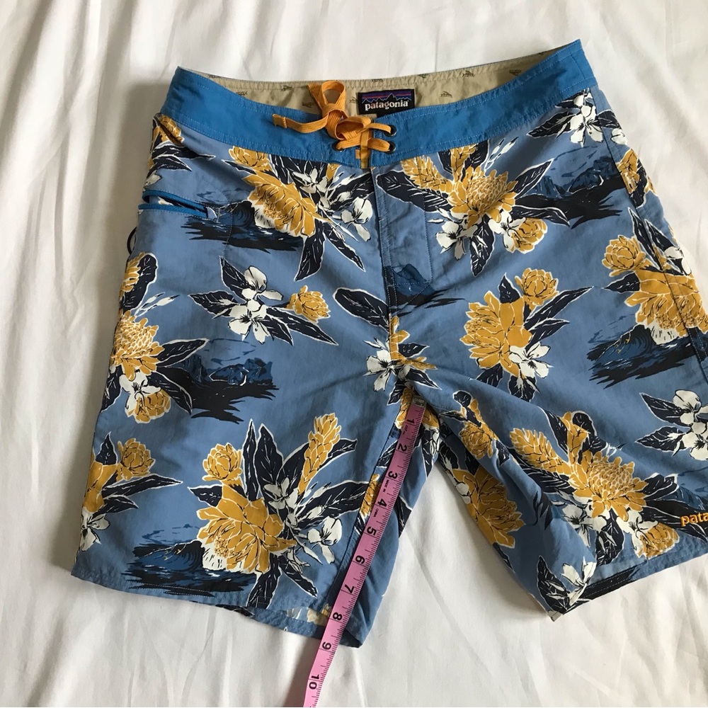 Patagonia Mens 32 board shorts excellent condition